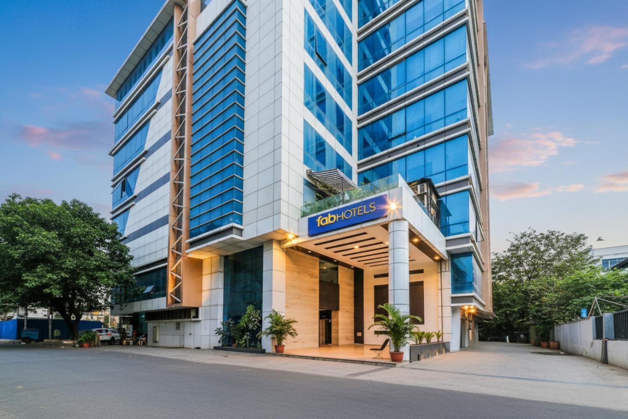 Fabhotel Aksa International, Mumbai